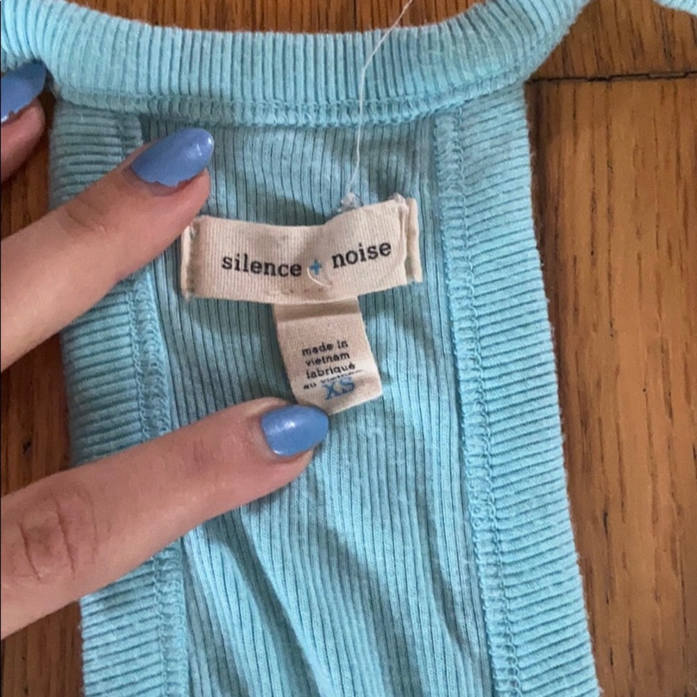 🌹 4/25 blue crop tank top from urban outfitters! - Picture 2 of 4